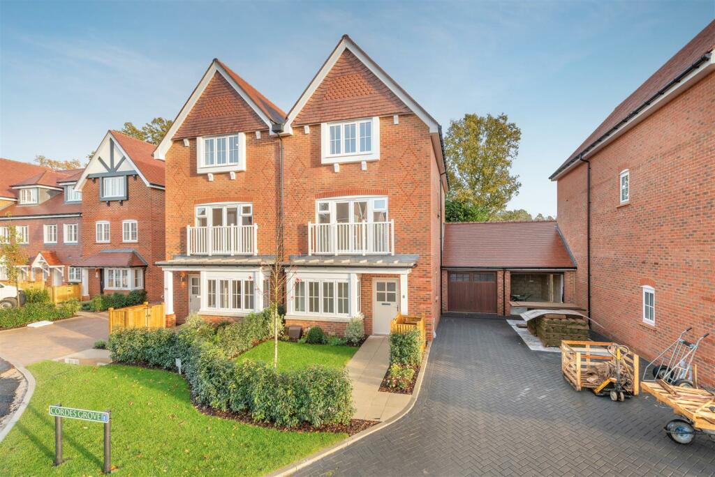 4 bedroom semidetached house for sale in Martin Avenue, Sunninghill, SL5