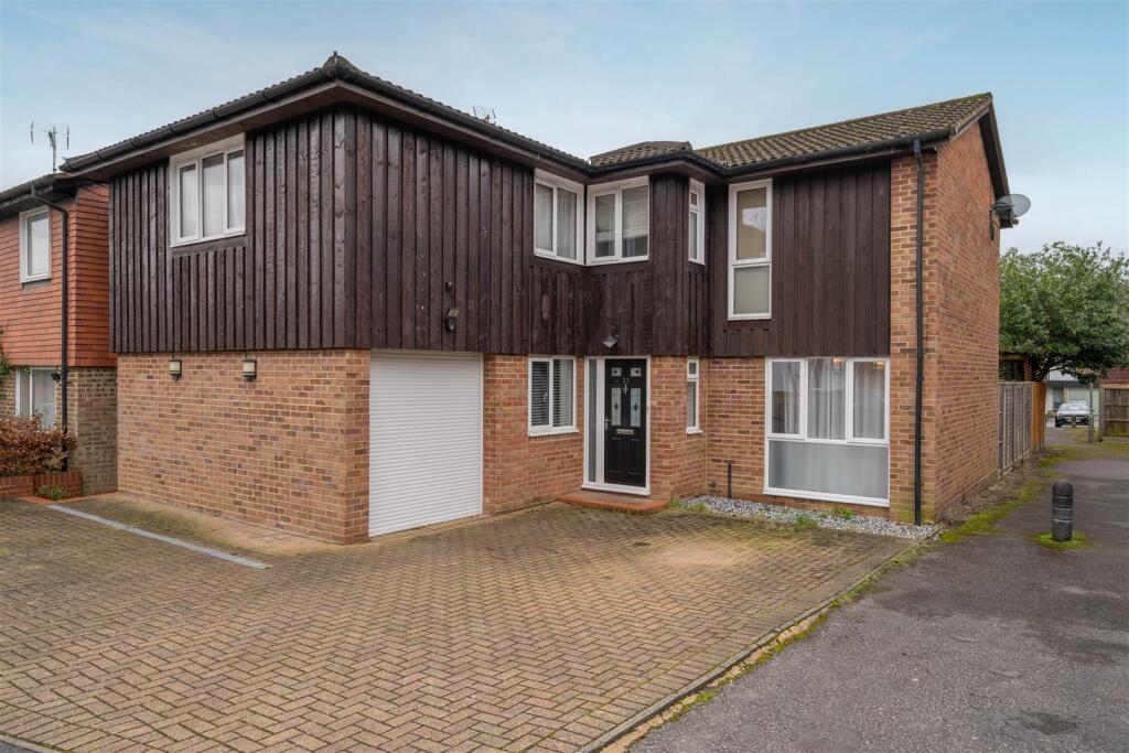 5 bedroom detached house for sale in Cavendish Meads, Sunninghill, SL5