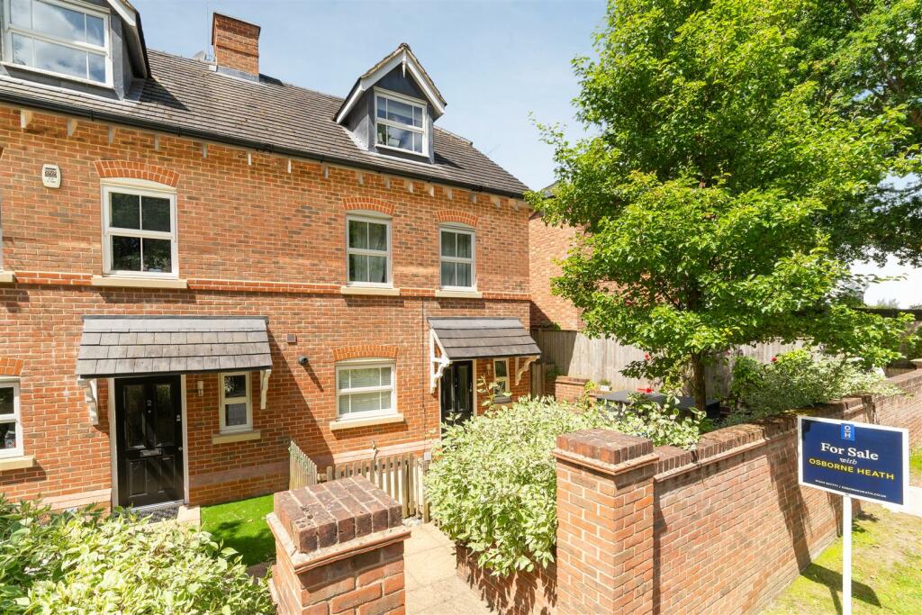 4 bedroom end of terrace house for sale in Heathlands Place, Ascot, SL5