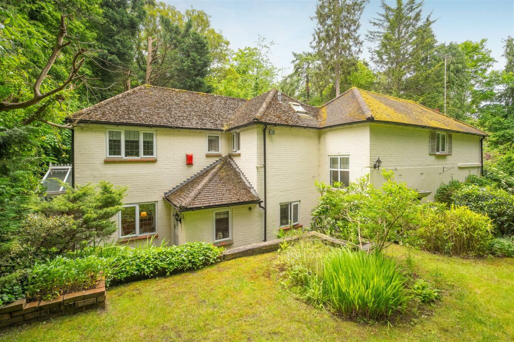 4 bedroom detached house for sale in Brockenhurst Road, Sunninghill, SL5