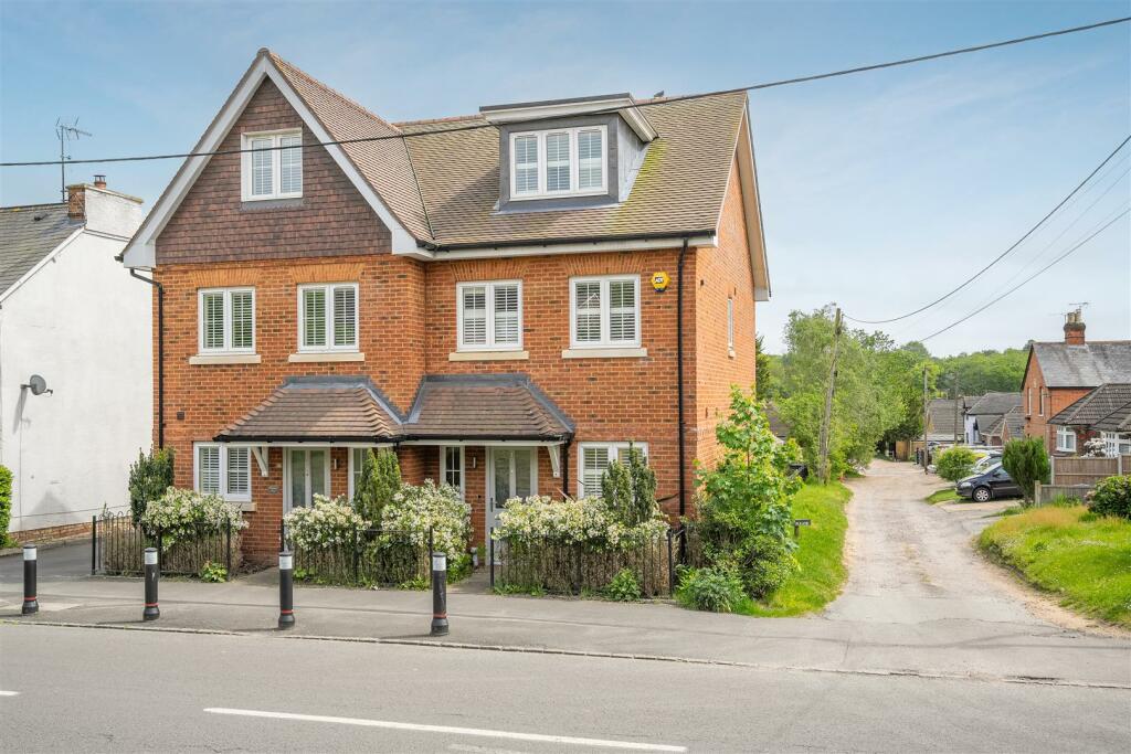 3 bedroom semidetached house for sale in Fernbank Road, Ascot, SL5