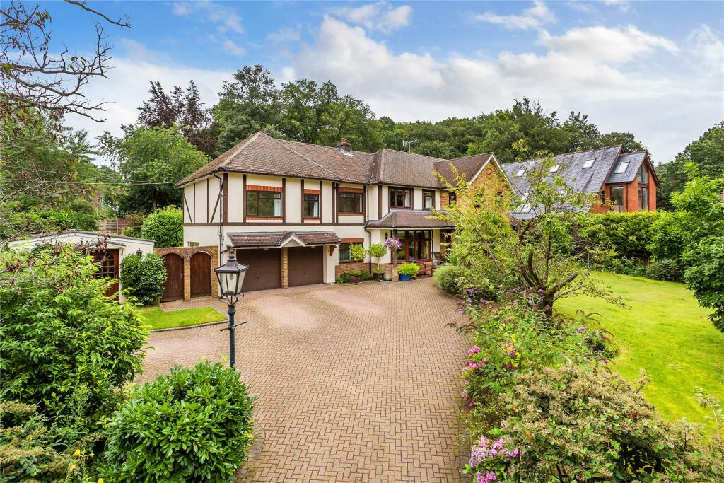 5 bedroom detached house for sale in Saunders Lane, Woking, Surrey, GU22