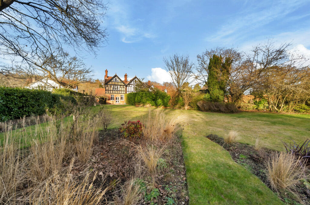 6 bedroom semidetached house for sale in Fox Corner, Worplesdon