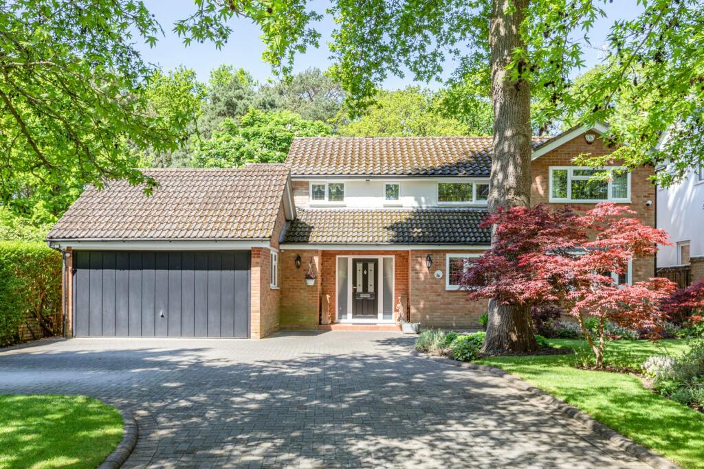 4 bedroom detached house for sale in Forest Road, Pyrford, Surrey, GU22