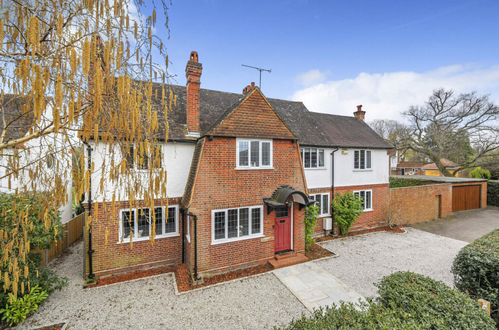 5 bedroom detached house for sale in Park Road, Woking, Surrey, GU22