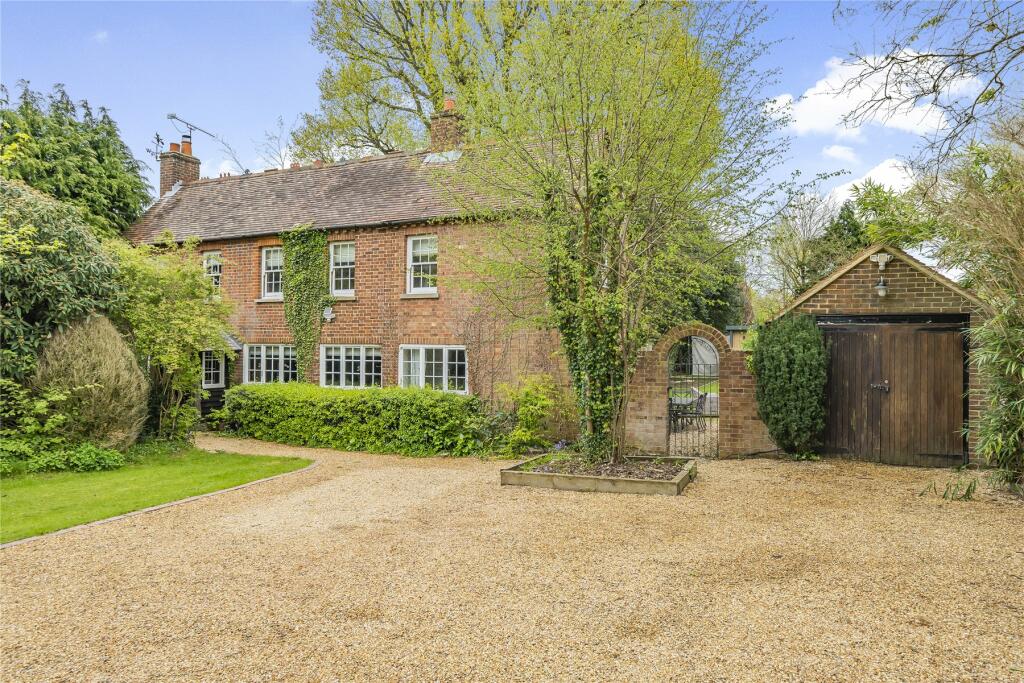 4 bedroom detached house for sale in Perry Hill, Worplesdon, Guildford