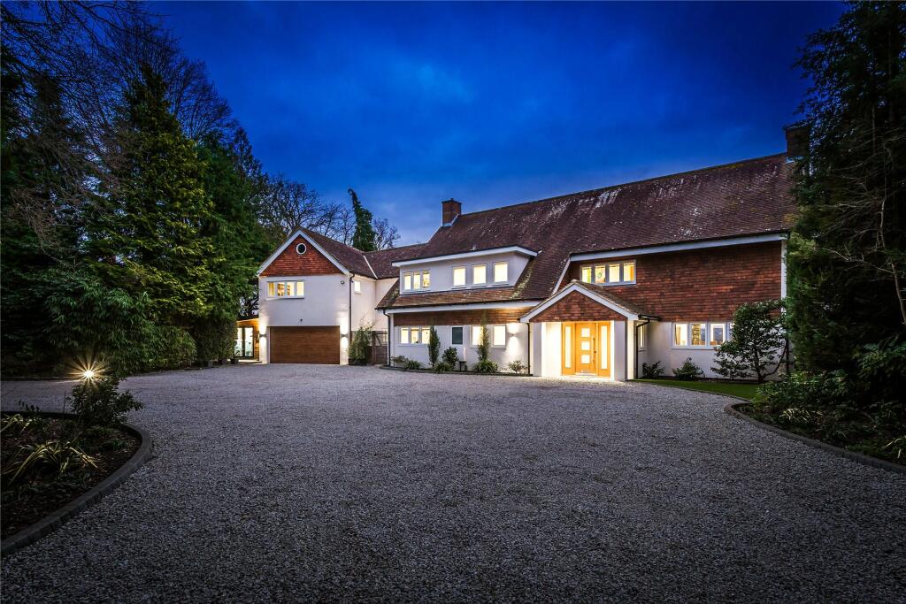6 bedroom detached house for sale in Hook Heath Road, Hook Heath