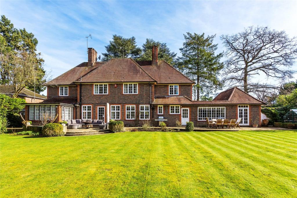 5 bedroom detached house for sale in Hook Heath, Surrey, GU22