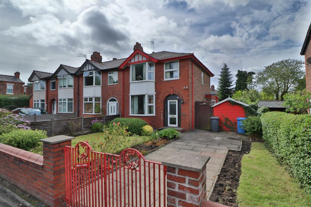 3 bedroom end of terrace house for sale in Manchester Road, Warrington, WA1