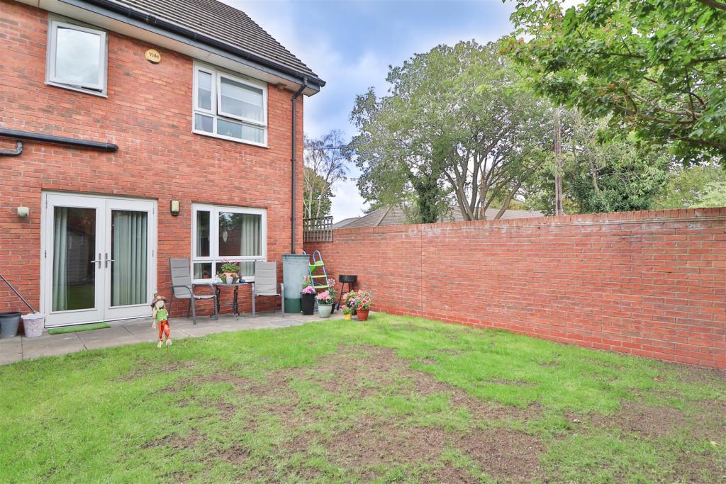 3 bedroom semidetached house for sale in Helsby Street, Warrington, WA1