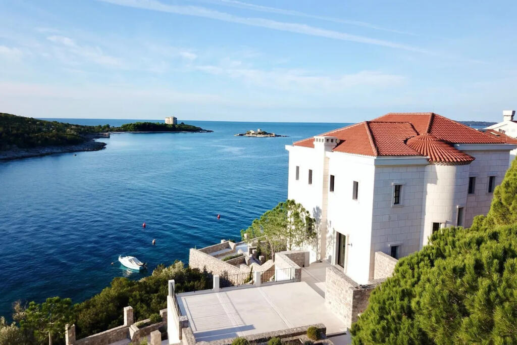 Main image of property: Lustica