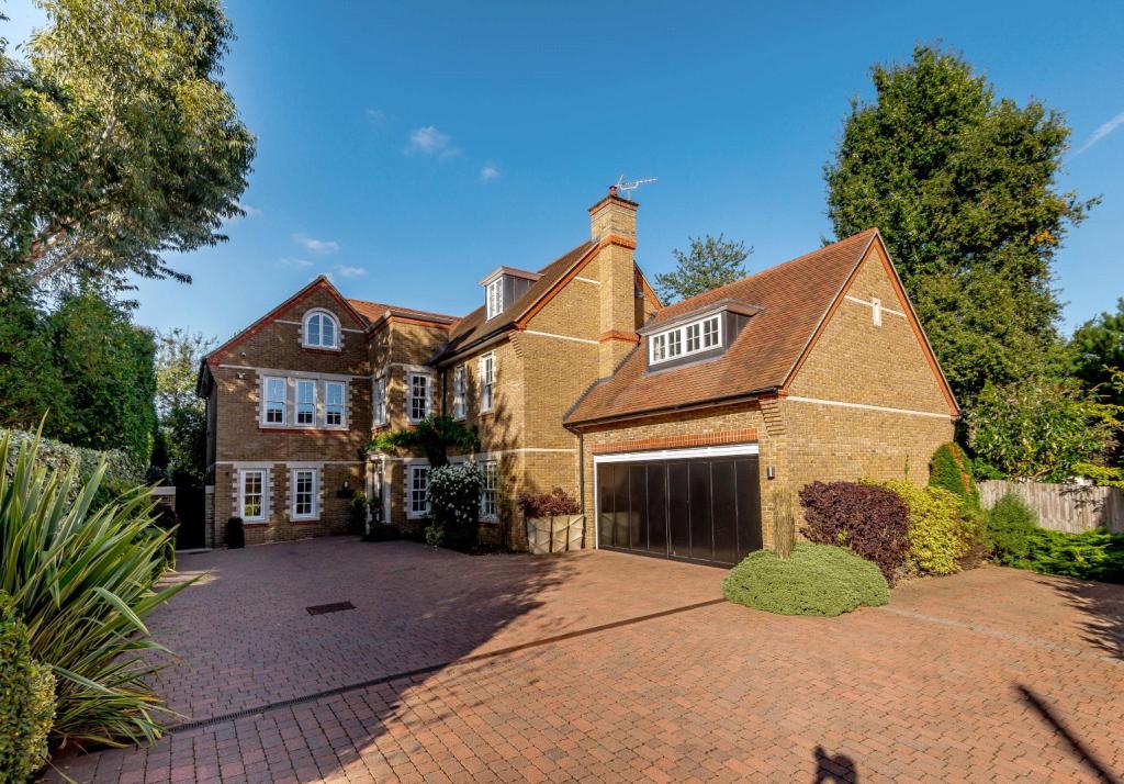 6 bedroom detached house for sale in The Green, Croxley Green