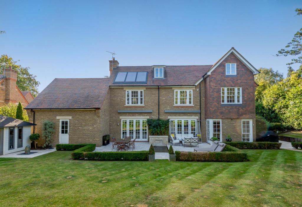 6 bedroom detached house for sale in The Green, Croxley Green ...