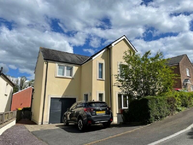 4 bedroom detached house for sale in 17 Parc Pencrug, Llandeilo