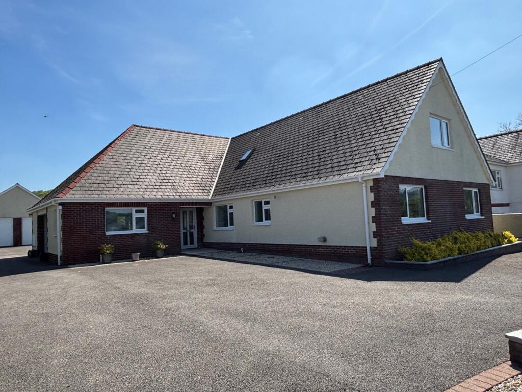 6 bedroom detached bungalow