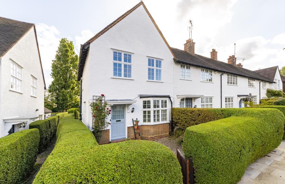 3 bedroom end of terrace house for sale in Fowlers Walk, W5