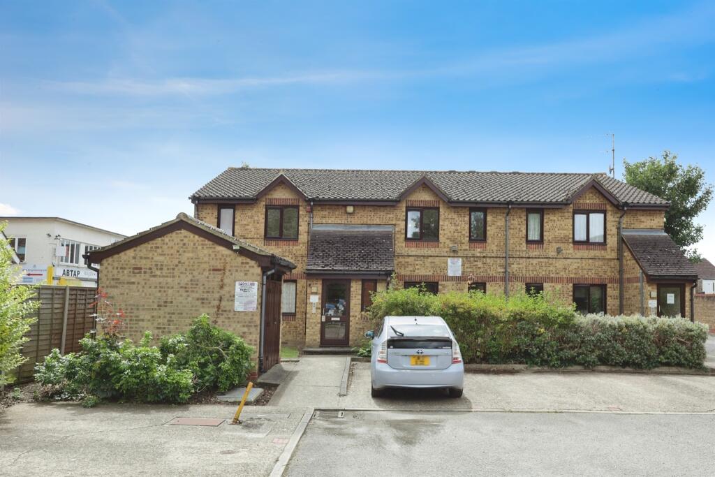 1 bedroom flat for sale in Southwold Road, Watford, WD24