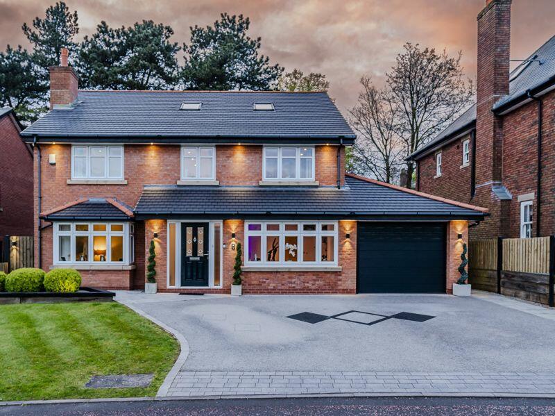 6 bedroom detached house for sale in Farington Lodge Gardens, Leyland, PR25