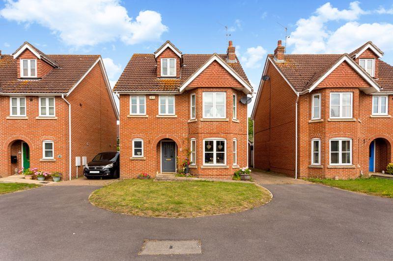 4 bedroom detached house for sale in Shipley Close, Alton, GU34