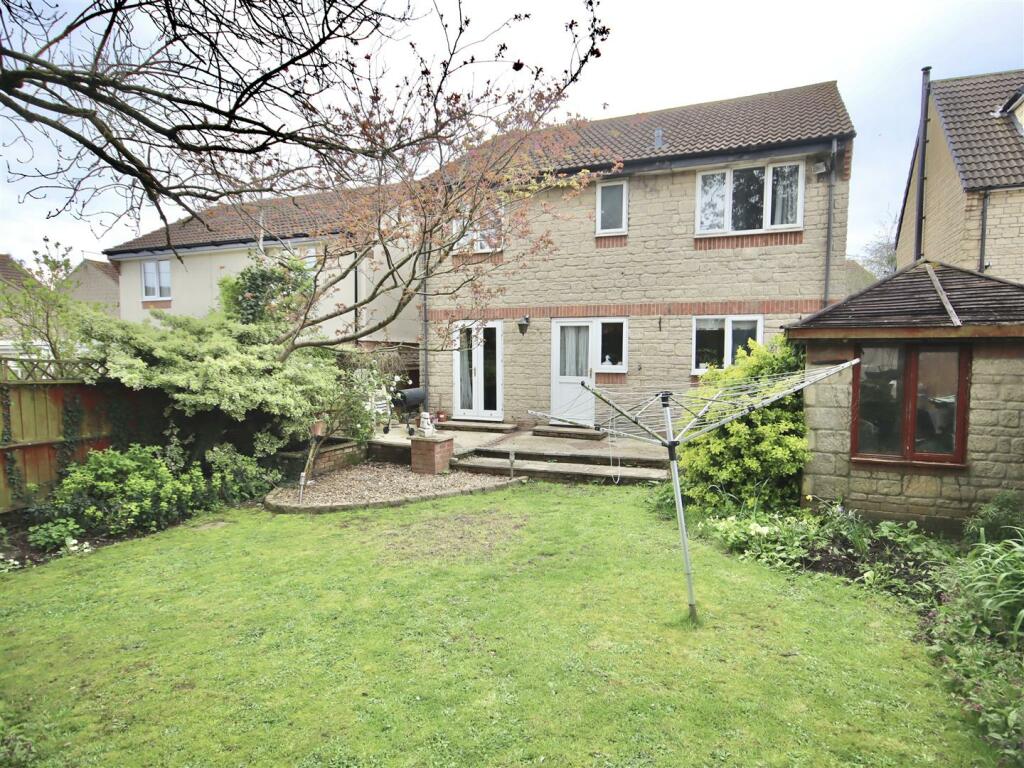 4 bedroom detached house for sale in Harford Close, Chippenham, SN15