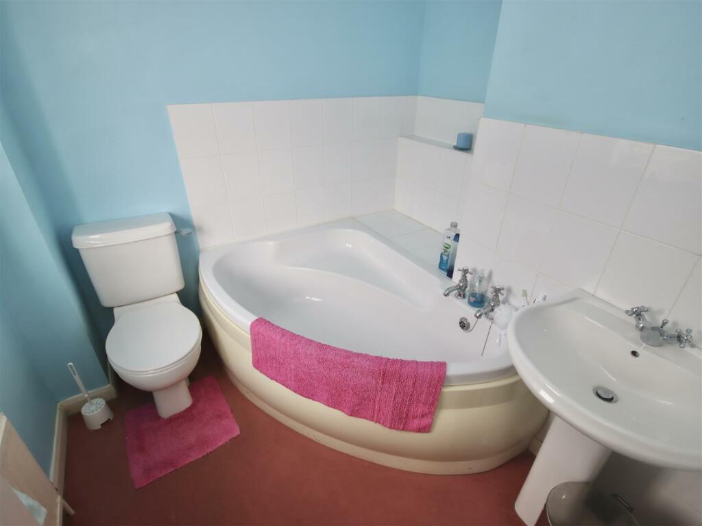 4 bedroom detached house for sale in Harford Close, Chippenham, SN15