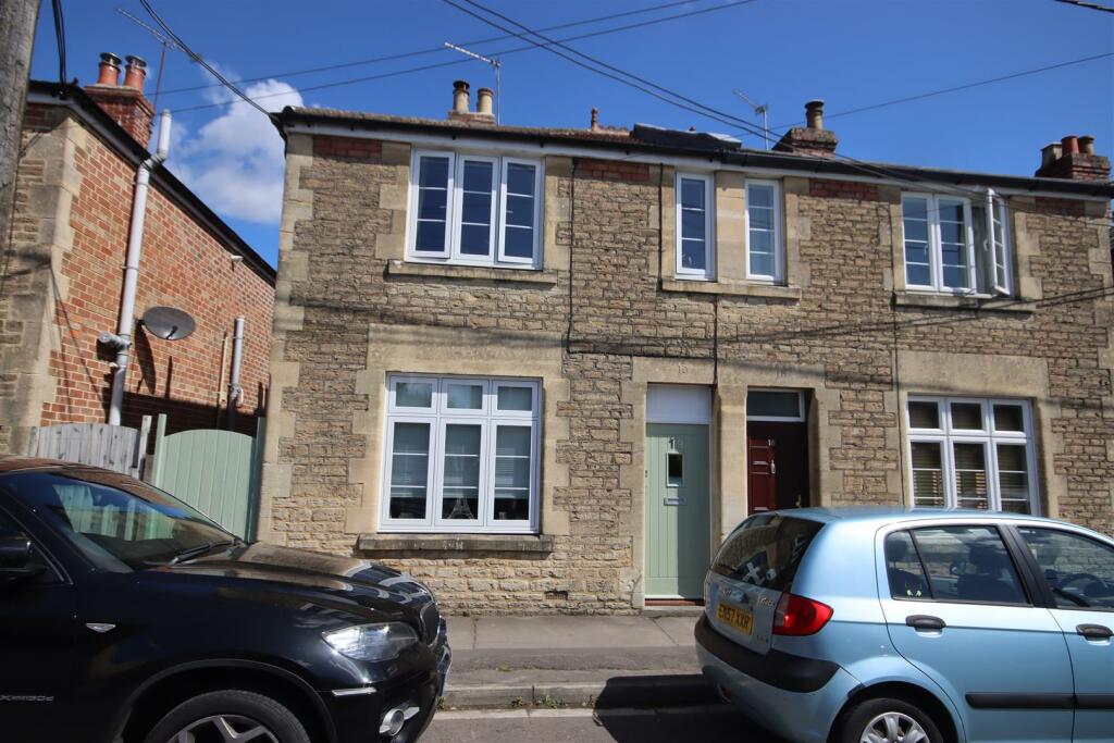 3 bedroom semidetached house for sale in Parkfields, Chippenham, SN15