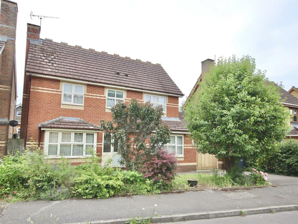 3 bedroom detached house for sale in Sunningdale Close, Monkton Park