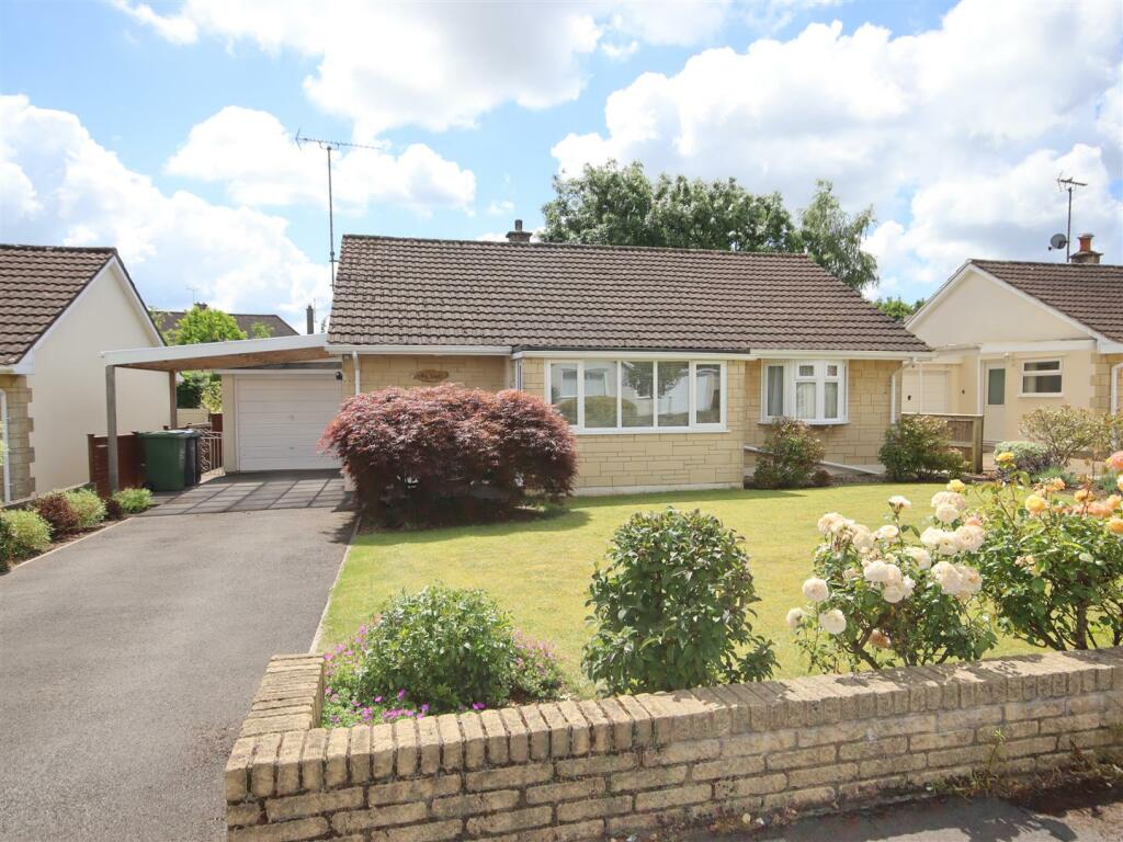 3 bedroom detached bungalow for sale in Wayside Close, Kington Langley