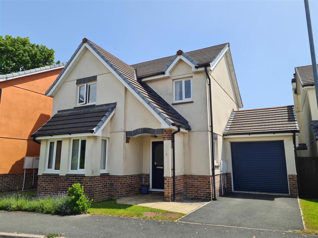 4 bedroom detached house for sale in Robin Drive, Launceston, PL15