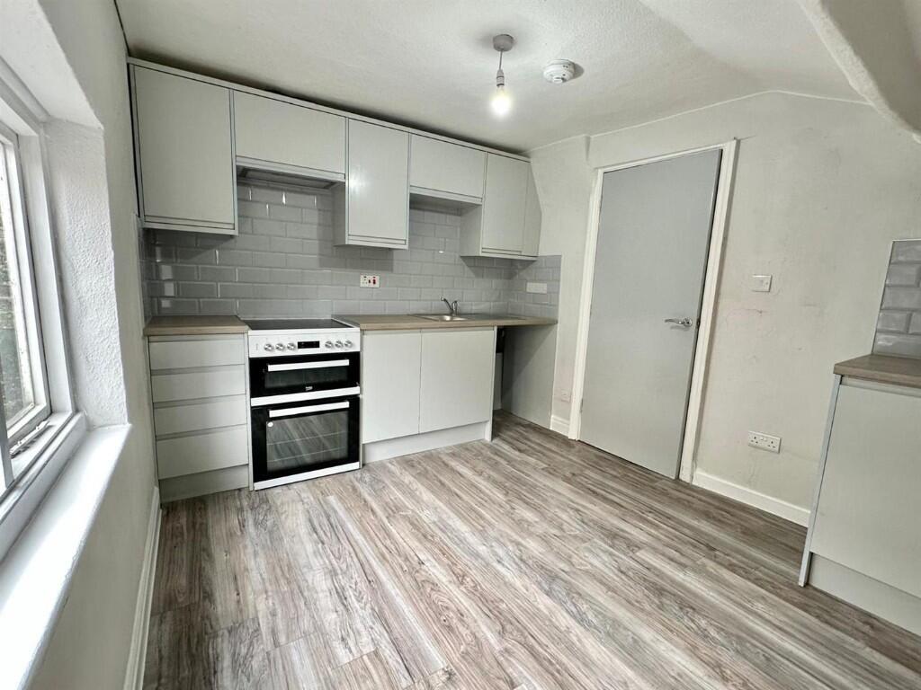 Main image of property: Flat 5 Royal Oak, 13 Market Place