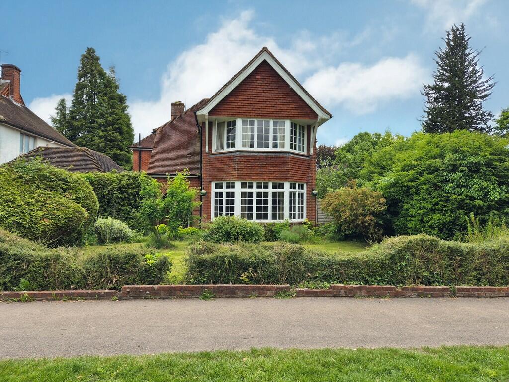 5 bedroom detached house for sale in Town Centre, RG21