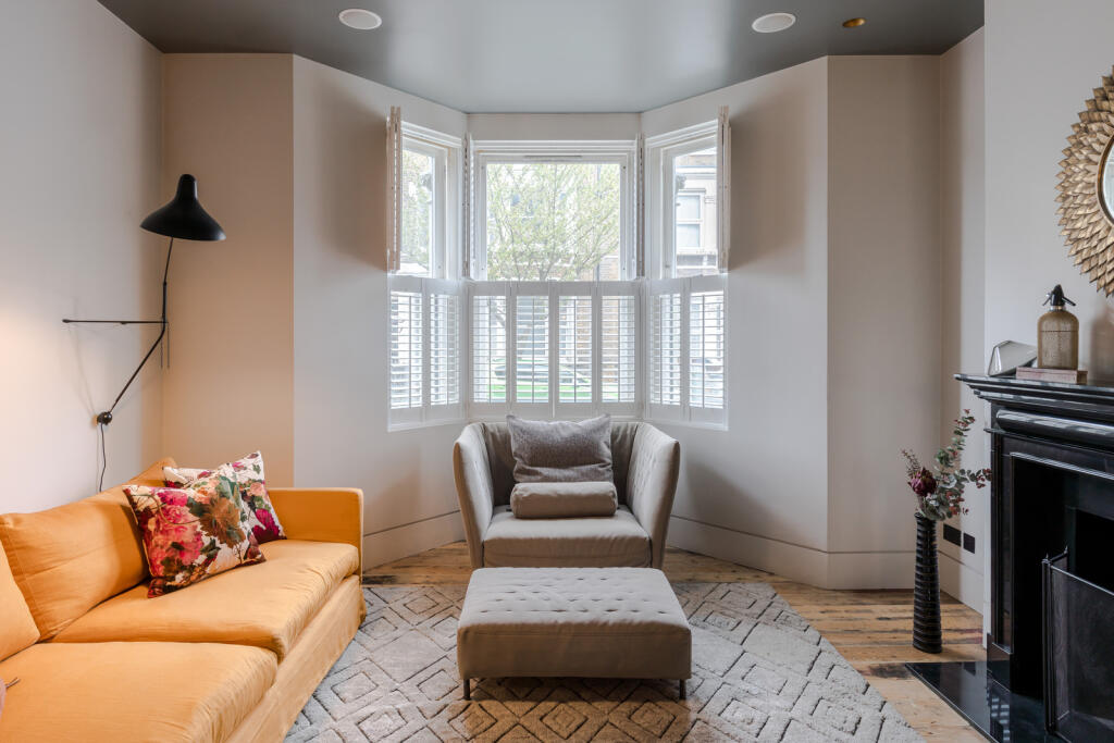 3 bedroom ground floor flat for sale in Clitheroe Road, London SW9