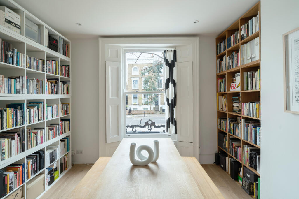 2 bedroom flat for sale in Mildmay Road, London N1