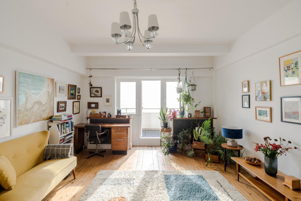 1 bedroom flat for sale in Marine Court, St LeonardsonSea, East