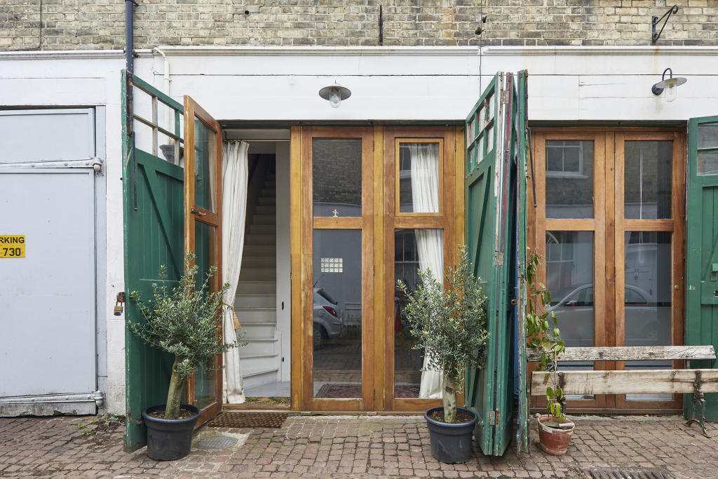 3 bedroom mews property for sale in Cambridge Grove, Hove, East Sussex, BN3