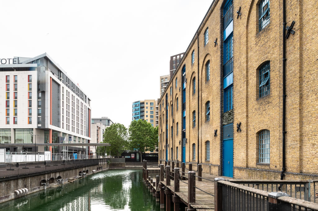 2 bedroom flat for sale in Warehouse K, Western Gateway, London E16