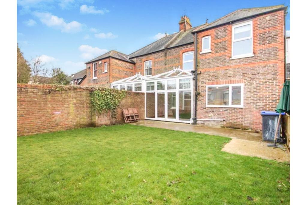 4 bedroom semidetached house for sale in Chesswood Road, Worthing, BN11