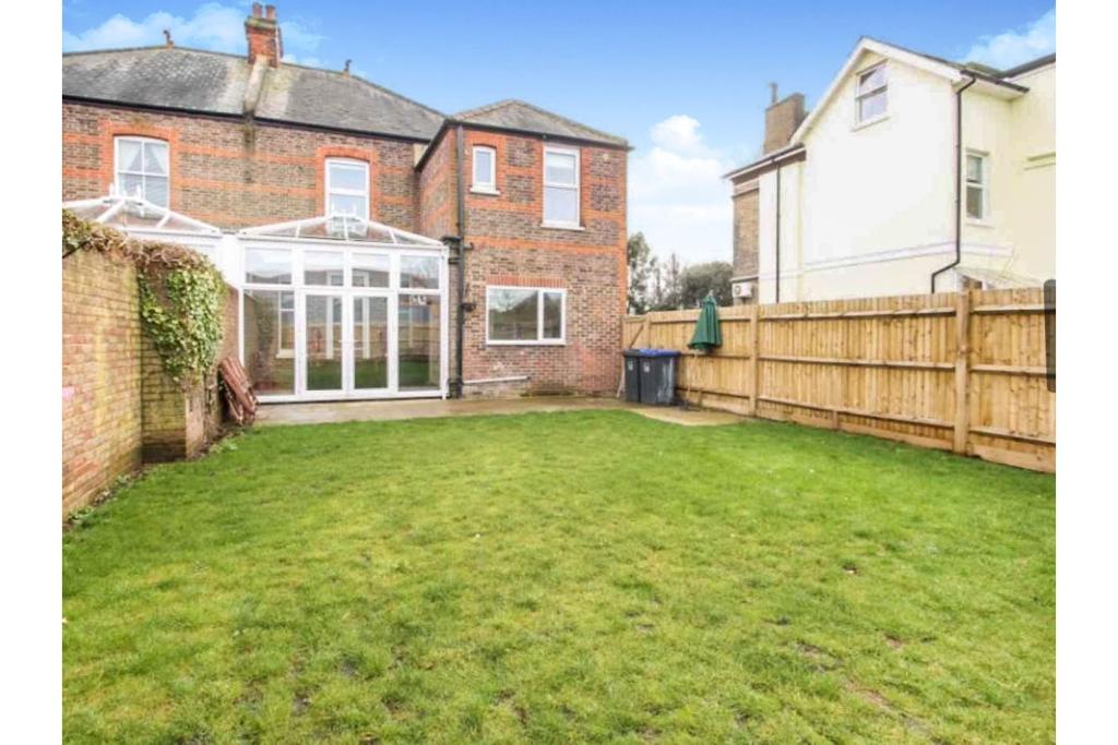 4 bedroom semidetached house for sale in Chesswood Road, Worthing, BN11