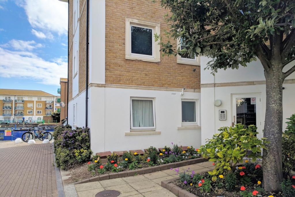 2 bedroom flat for sale in Victory Mews, Brighton, BN2