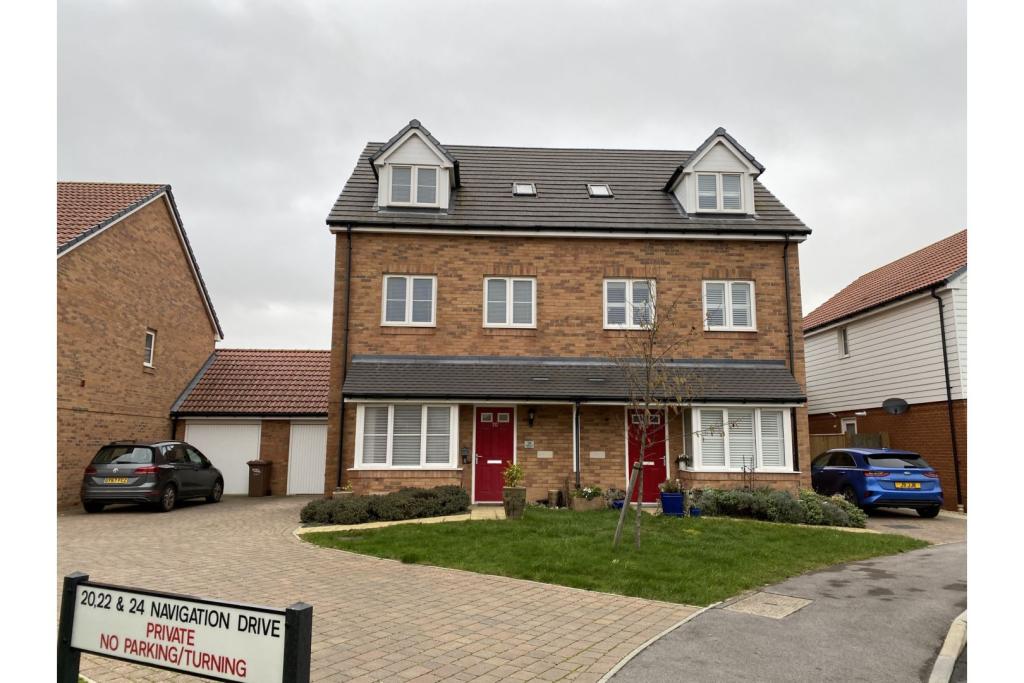 4 bedroom semidetached house for sale in Navigation Drive, Yapton, BN18