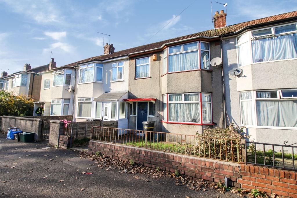 3 bedroom terraced house for sale in Southmead Road, Southmead, BS10