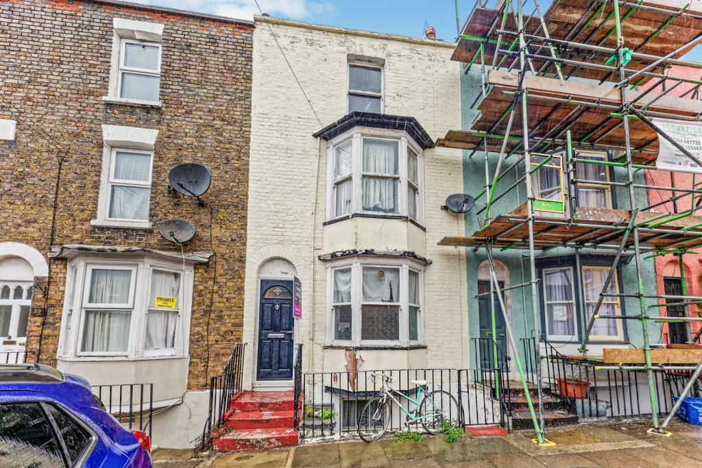 3 bedroom terraced house for sale in Camden Square, Ramsgate, CT11
