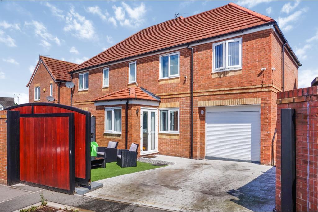4 bedroom semidetached house for sale in Highfield Road, Liverpool, L36