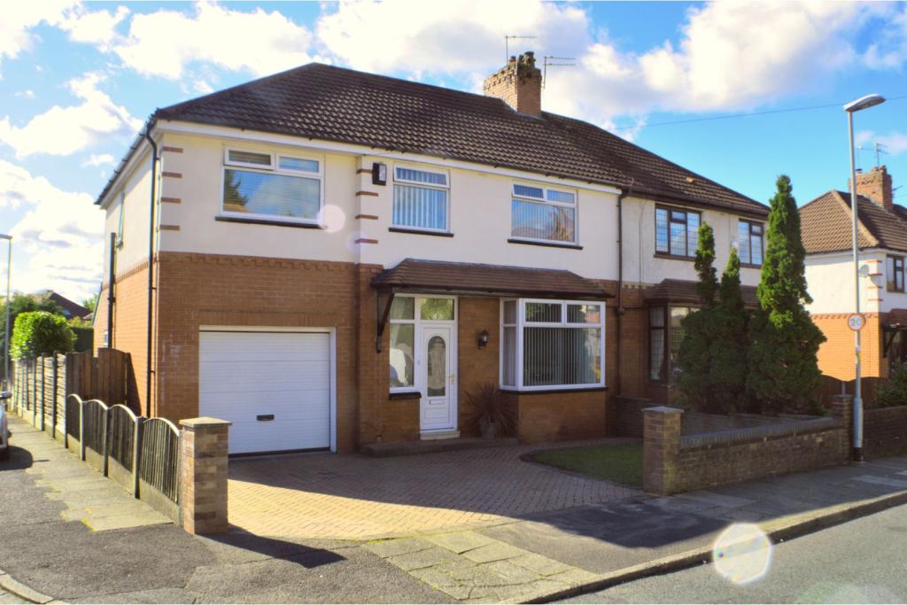 4 bedroom semidetached house for sale in Crow Hill South, Alkrington