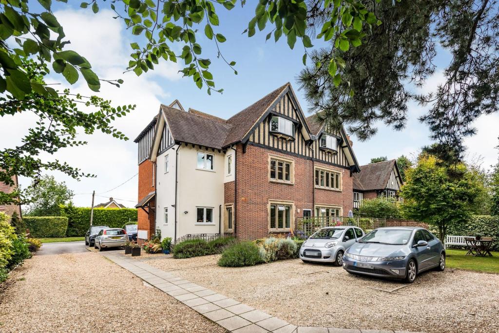 2 bedroom apartment for sale in South Stoke Road, Woodcote, Reading, RG8