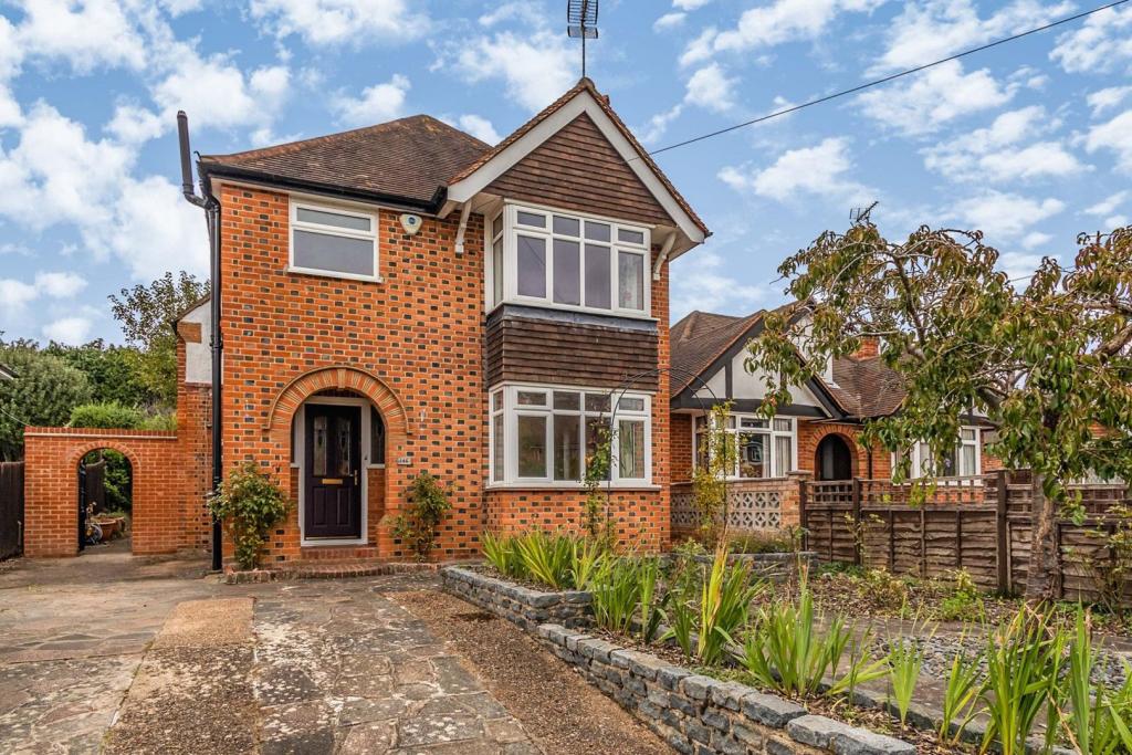 3 bedroom detached house for sale in Kidmore End Road, Emmer Green