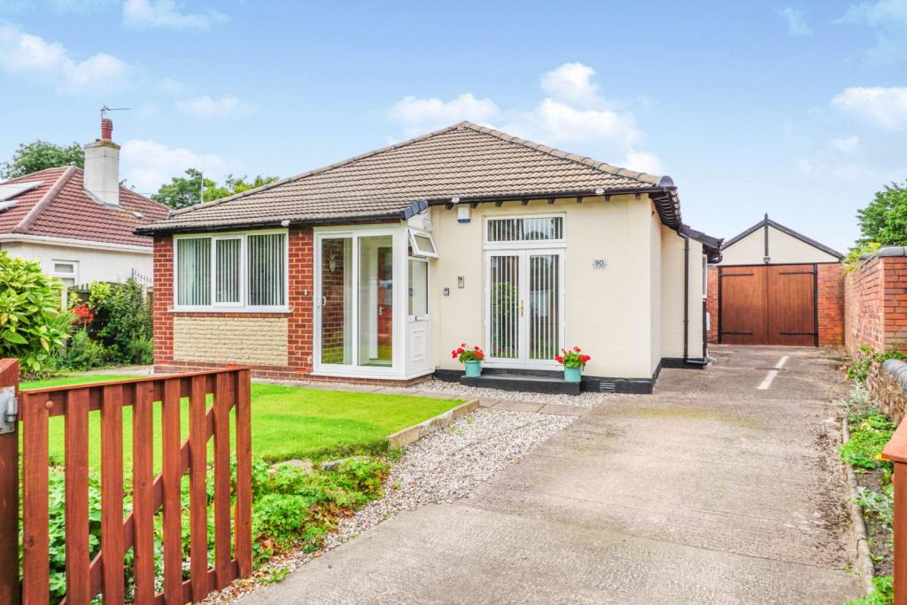 3 bedroom detached bungalow for sale in Goldthorn Hill, Wolverhampton, WV2