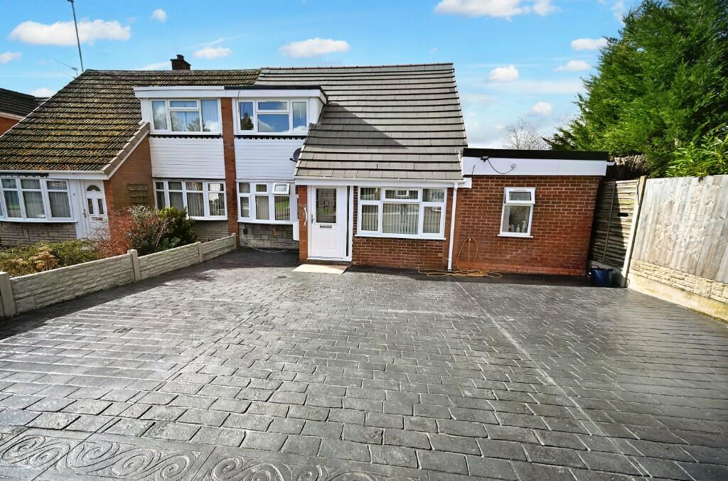 4 bedroom semidetached house for sale in Birch Glade, Finchfield