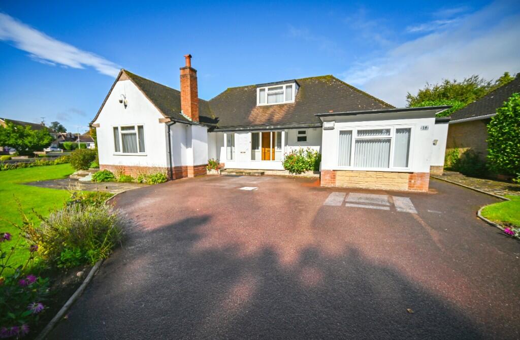 4 bedroom detached bungalow for sale in Wightwick Hall Road, Wightwick