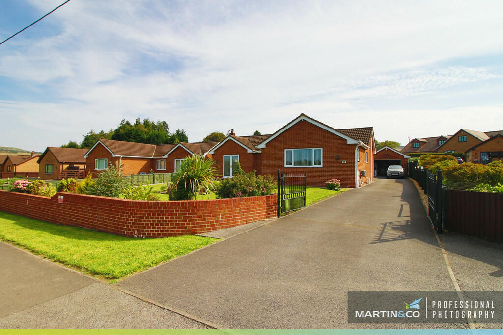 3 bedroom detached bungalow for sale in Halt Road, Rhigos, CF44